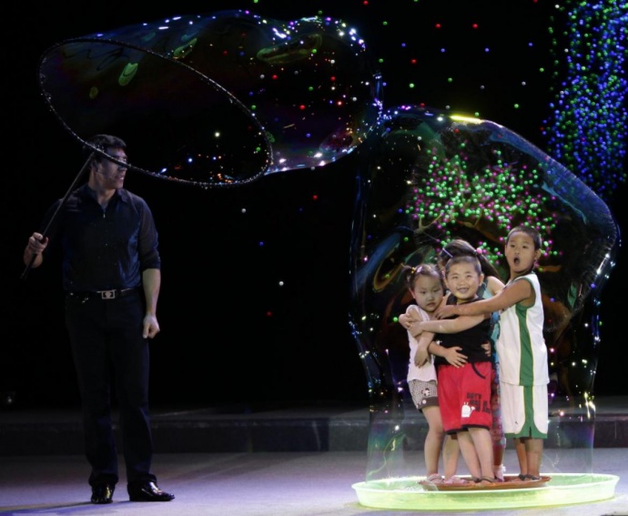 141422-the-gazillion-bubble-show