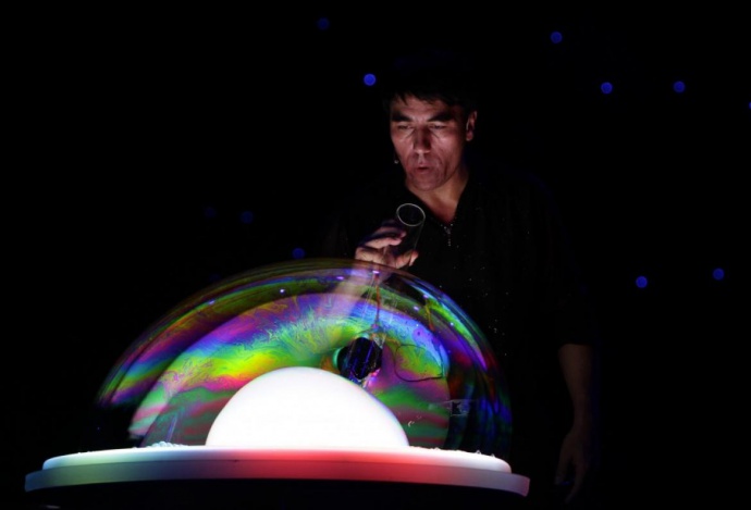 141423-the-gazillion-bubble-show