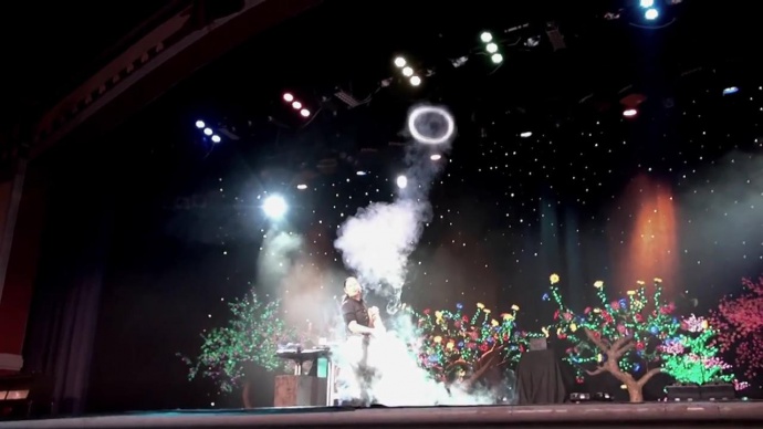 Ana Yang Gazillion Bubble Show[(001239)12-22-24]