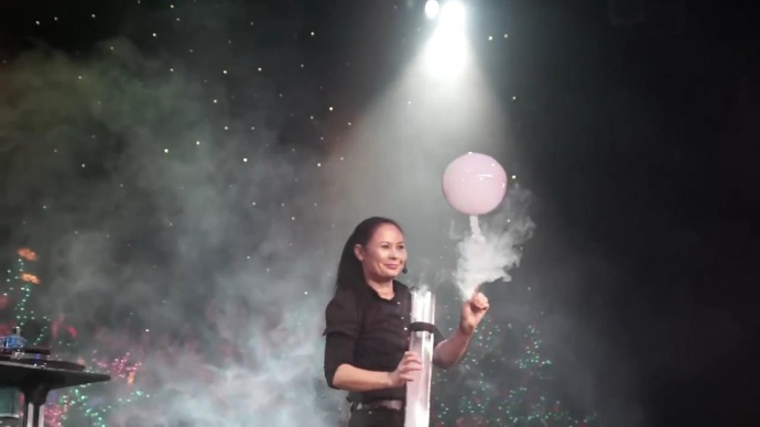 Ana Yang Gazillion Bubble Show[(001405)12-23-22]