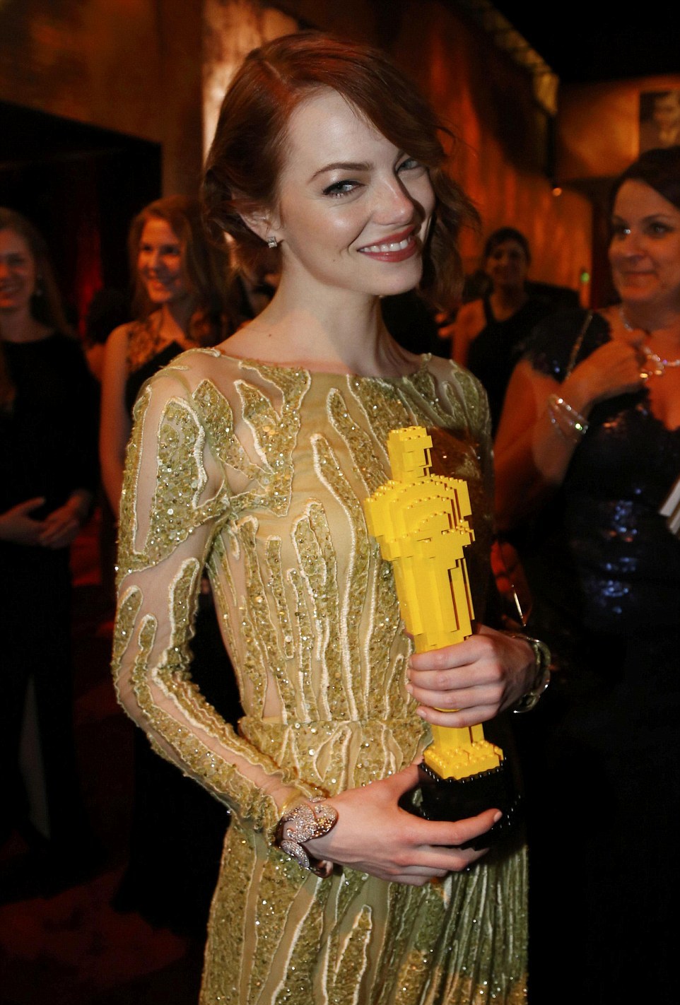 oscar,oscar de la renta婚纱 emma_kept_hold_of_her_lego_oscar_for_qu-a-236_1424680408512