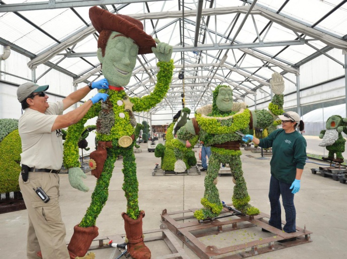 CI-Disney_Building-Buzz-topiaries