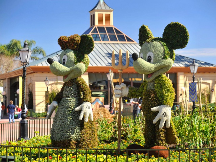 CI-Disney_Famers-Mickey-Minnie-topiaries