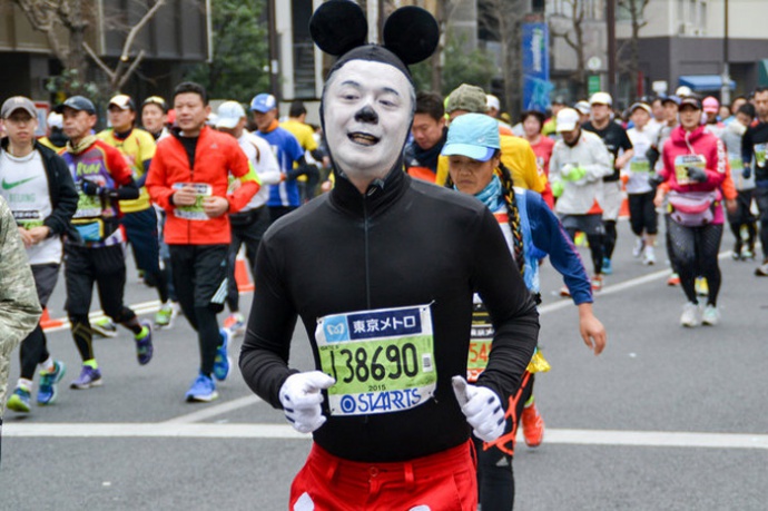 tokyo_marathon_cosplay_runners.