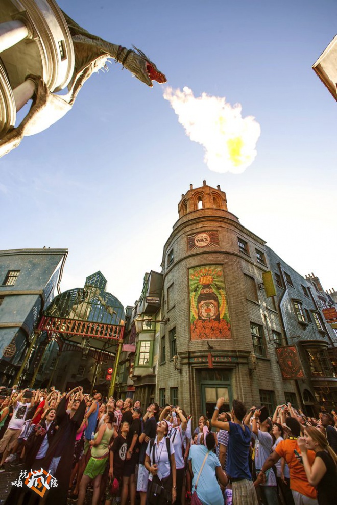 Universal Orlando Resort officially opened The Wizarding World of Harry Potter – Diagon Alley today, July 8, at Universal Studios Florida.