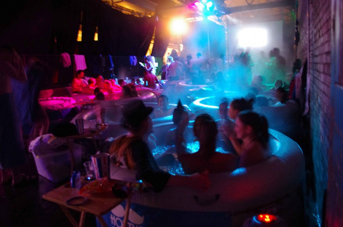 hot_tub_cinema_designboom_05