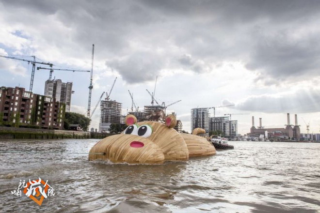 hippopothames_by_florentijn_hofman_in_situ_at_nine_elms_on_the_south_bank_credit_steve_stills