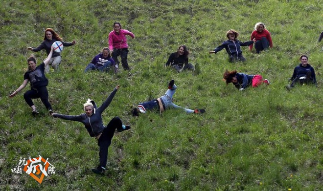 CooperÕs Hill Hosts The Annual Cheese Rolling And Wake