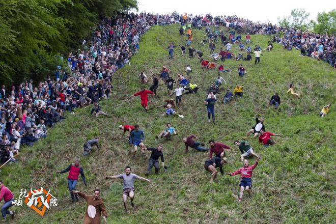BRITAIN-TRADITION-CHEESE-ROLLING