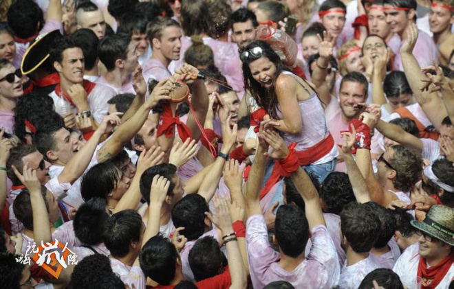 Participants celebrate during the 'Chupi