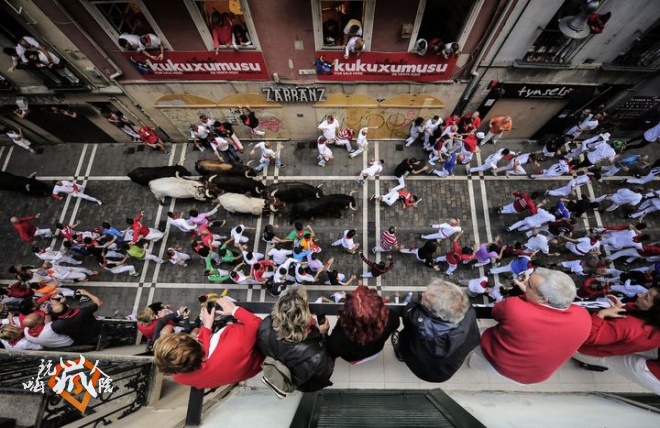 Revelers run ahead of ''Jandilla'' fighting bulls on the way to